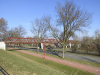 907466 Gezicht op de nieuwe fietsbrug over de Karl Marxdreef tussen de wijk Overvecht en het Gagelbos (rechts) in het ...